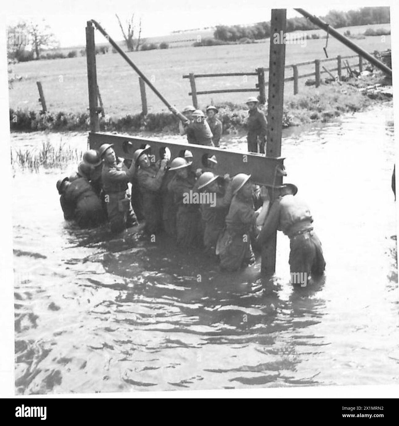 SCHOTTISCHE KRIEGSKORRESPONDENTEN BESUCHEN SCHOTTISCHE TRUPPEN - Royal Engineers, die eine temporäre Brücke über einen Fluss bauen. Es wird aufgefallen, dass sie ohne Watvögel im Wasser arbeiten, britische Armee Stockfoto