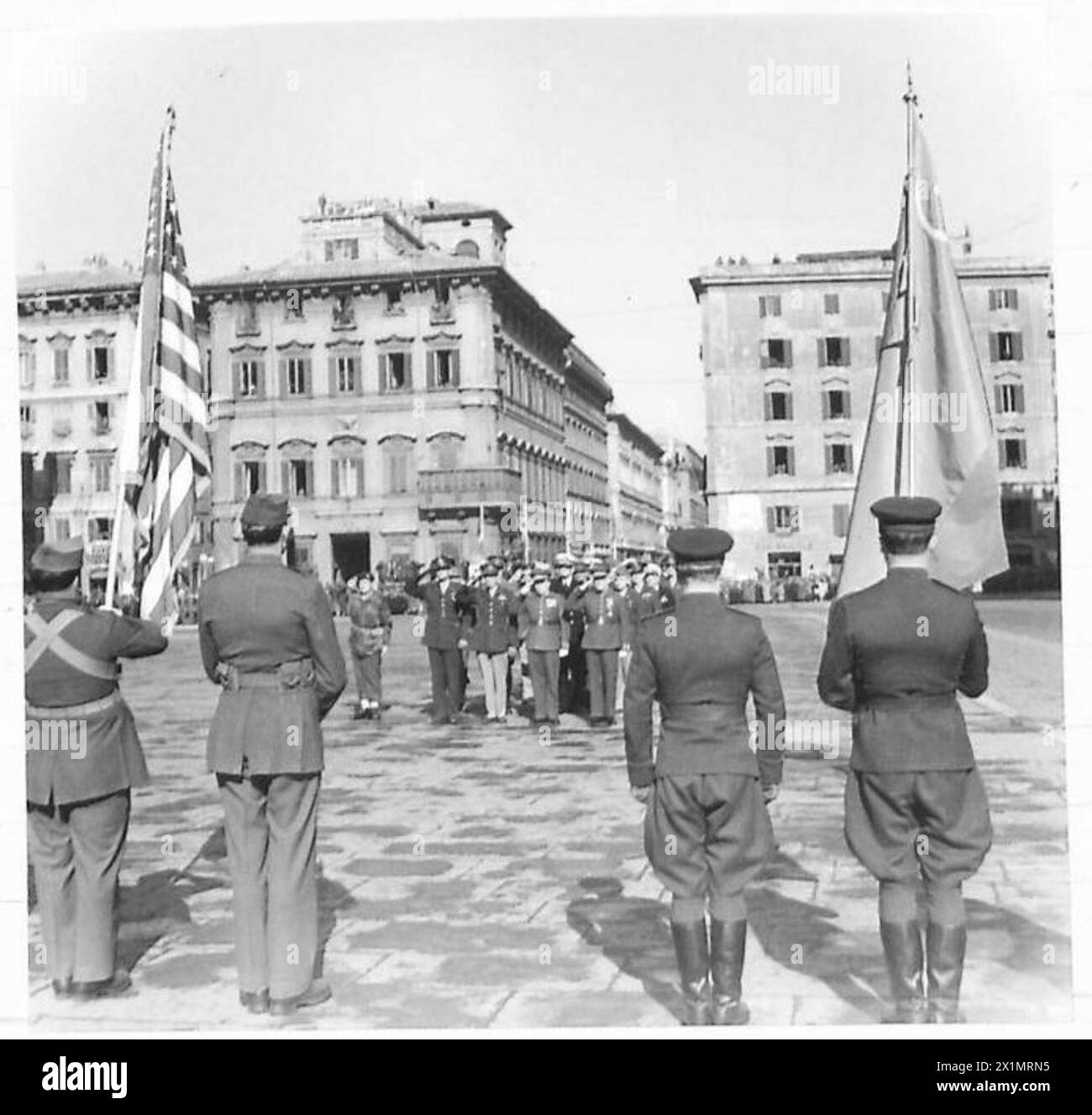 Hochrangige alliierte Offiziere grüßen die russische Flagge während der Tagesparade der Roten Armee in Rom. Stockfoto