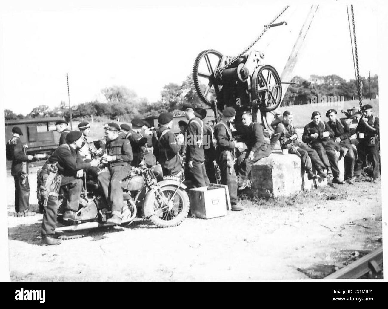 Das Personal der britischen Armee lädt während der Mittagszeit Panzer auf ein spezielles Eisenbahnfördersystem, um den Transport vorzubereiten. Stockfoto