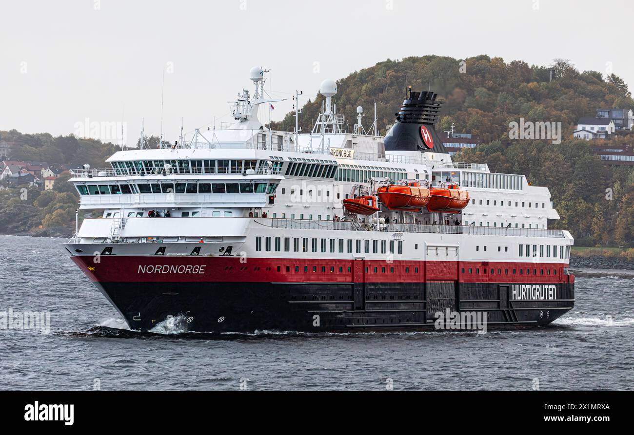 Die MS Nordnorge der Reederei Hurtigruten läuft aus dem Hafen von Trondheim aus. Das Schiff ist von Kirkenes im Norden nach Bergen unterwegs. (Trondhe Stockfoto