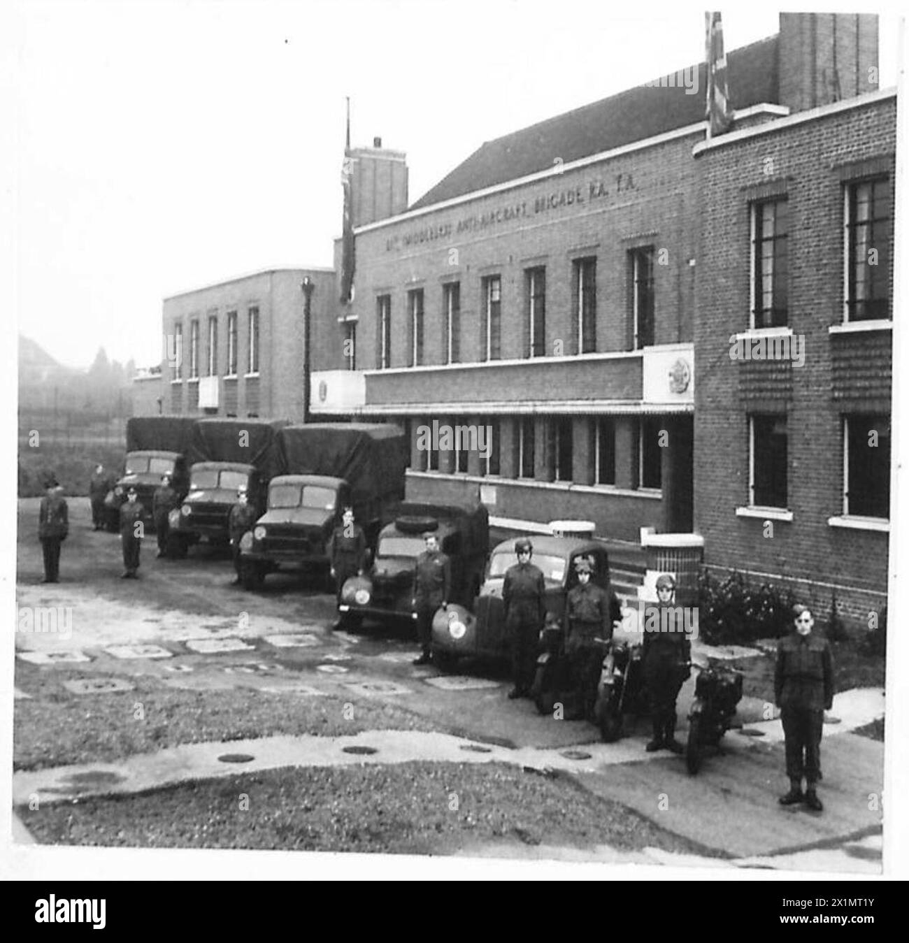 Die Firmenfahrzeuge des Royal Army Service Corps sind vor dem Brigade-Hauptquartier stationiert, um dort einsatzbereit zu sein, die britische Armee. Stockfoto