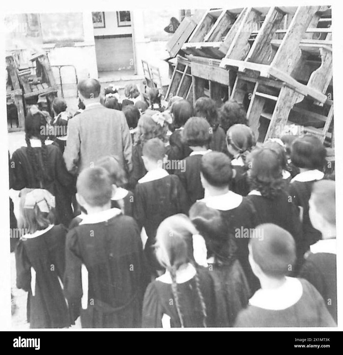 Die Kinder werden nach drei Jahren in Apricena, Italien, mit Klassenzimmern ohne faschistische Embleme und einer neuen Bildungsorganisation unter der alliierten Besatzung, British Army, wieder unterrichtet. Stockfoto