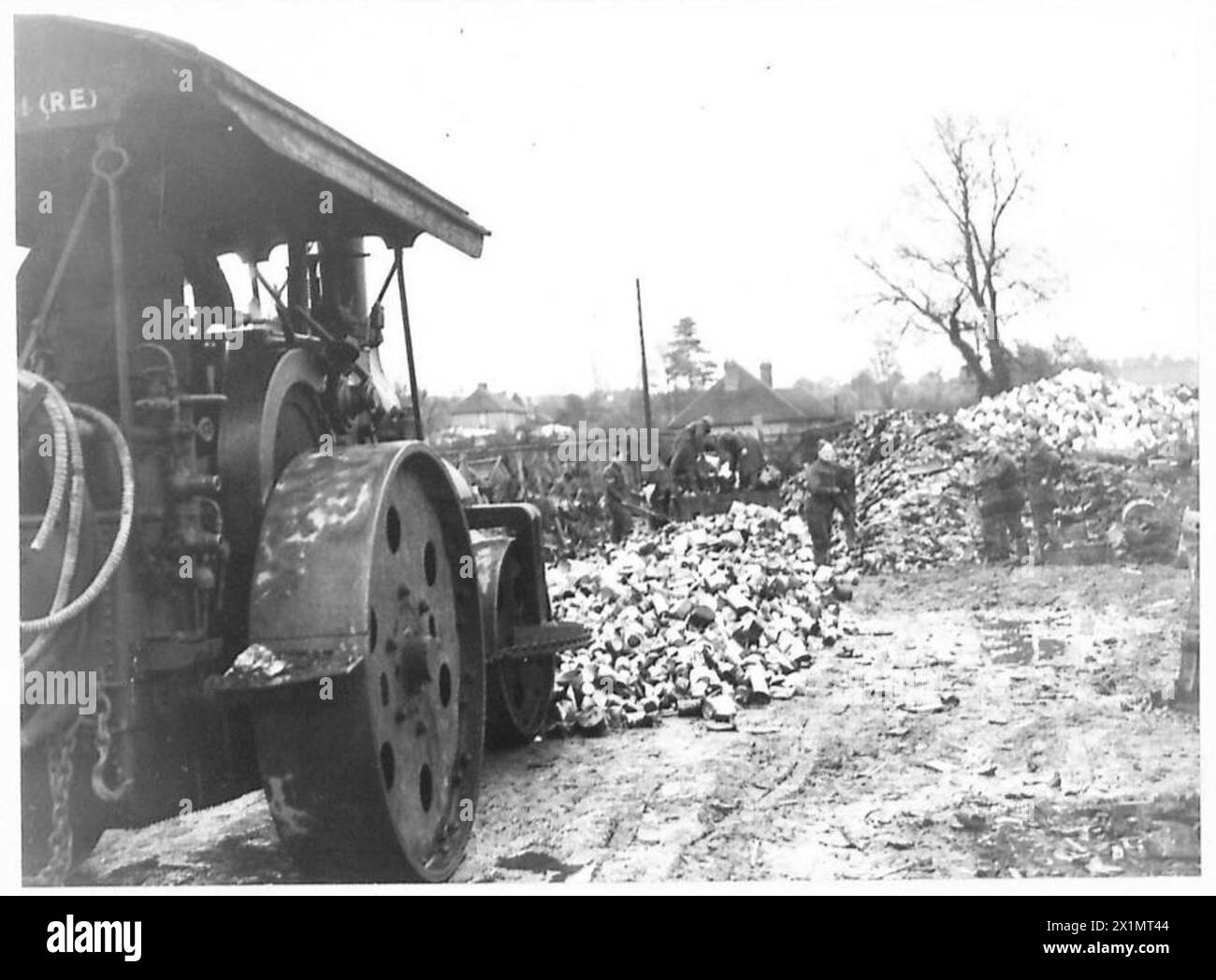 BERGUNGSZENTRUM – Dosen werden von einer Dampfwalze zerdrückt, bevor sie verpackt und zum Abschmelzen gebracht werden, British Army Stockfoto