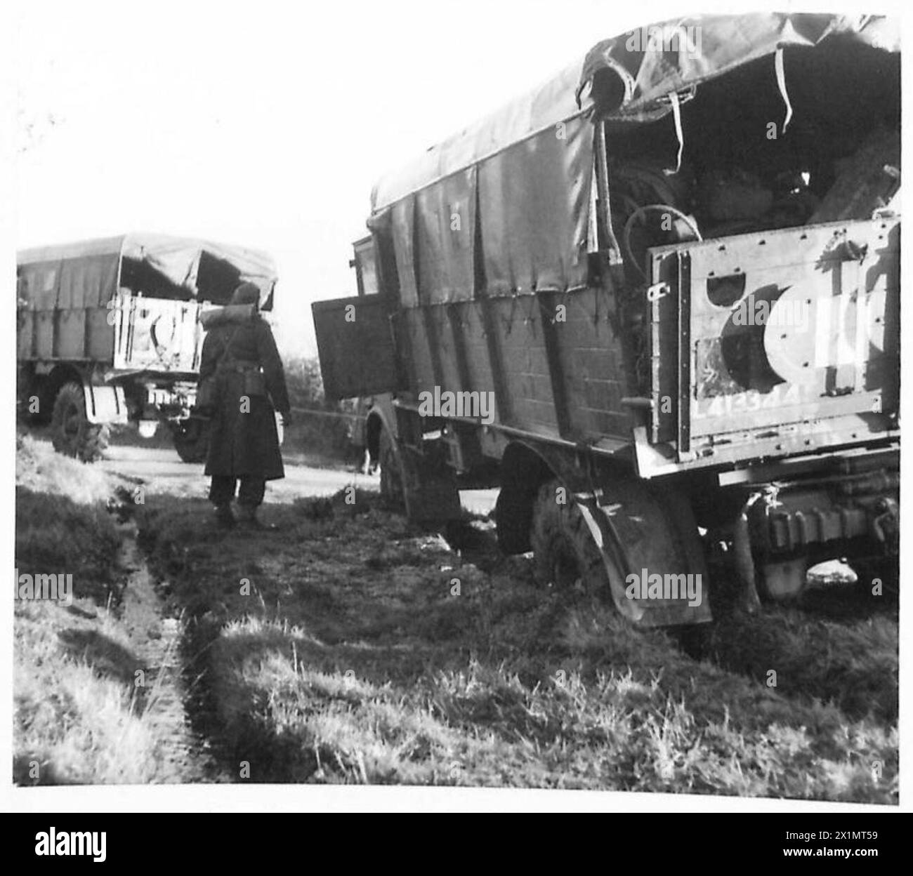 Zwei Divisionen der British Army führen eine Scheinschlacht durch, wobei sie einen Lastwagen während der Übungen des 66. Mittleren Regiments und der 228. Mittleren Batterie herausziehen. Stockfoto