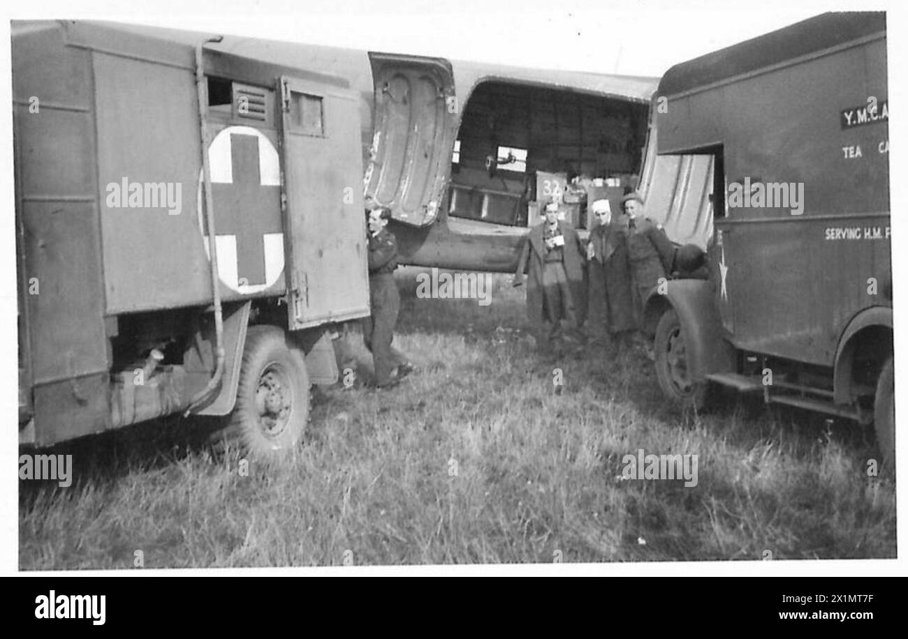Ein mobiler YMCA-Truck operiert auf einem Flugplatz, um die Evakuierung von verwundetem Personal zu unterstützen, wobei die britische Armee in der 21. Armeegruppe involviert ist. Stockfoto