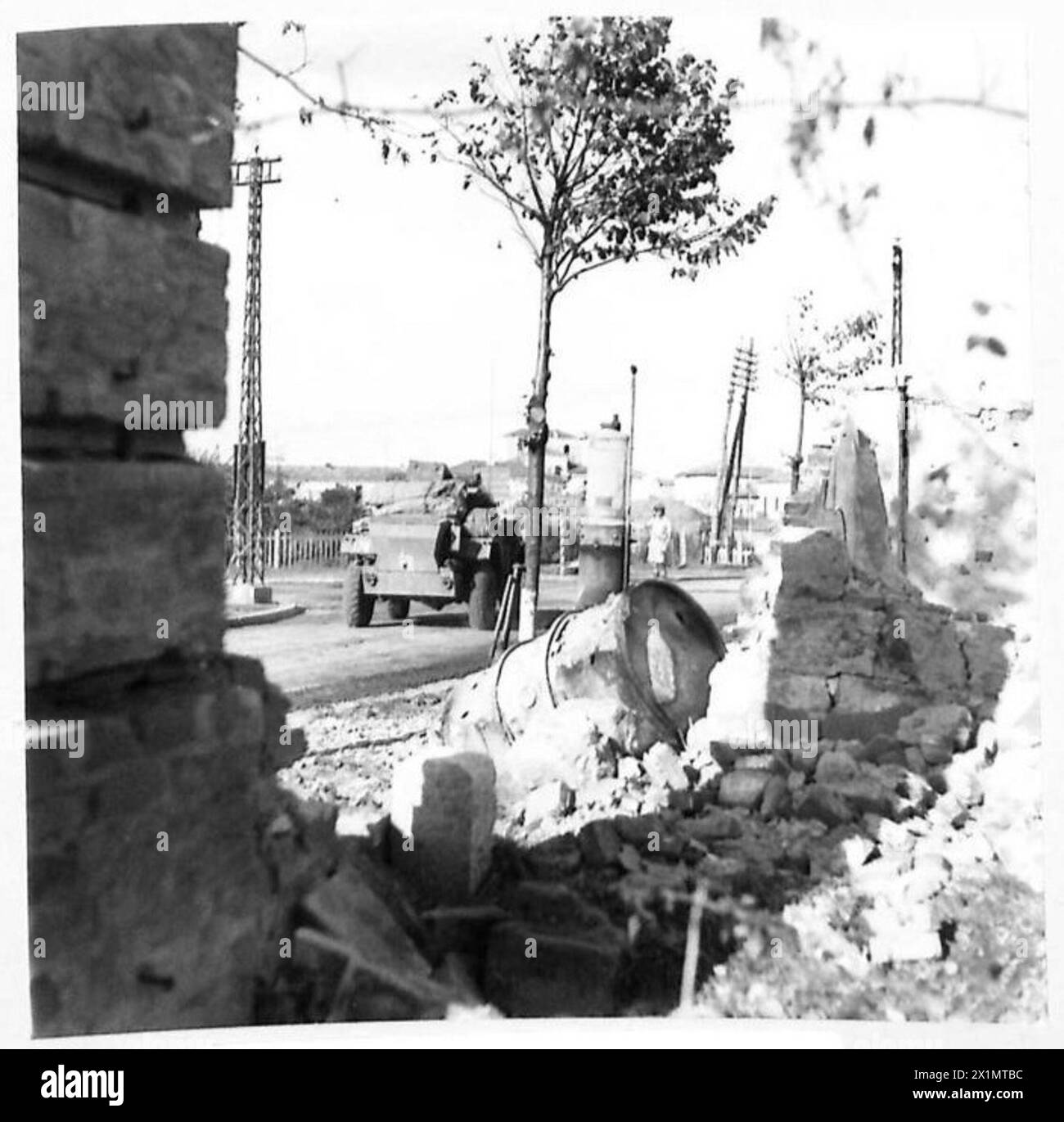 Die Straßenkreuzung Pescara-Termoli steht weiterhin unter der Kontrolle der Achten Armee in Italien, obwohl feindliche Versuche unternommen wurden, Truppen abzuschneiden, wobei Blutspender auf dem Feld tätig sind. Stockfoto