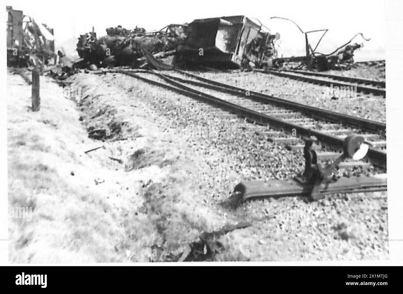 Ein zerstörter Waffenplatz in Deutschland zeigt ausgebrannte Wagen und Fabrik, britische Armee in Nordwesteuropa, 1944-1946, 21. Armeegruppe. Stockfoto