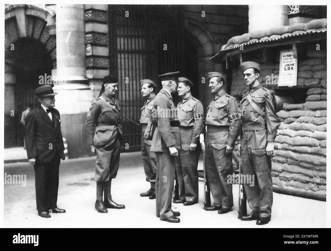 General Nation inspiziert Freiwillige der Londoner Verteidigung mit Major Hughman, zusammen mit hochrangigen Offizieren und Würdenträgern der britischen Armee. Stockfoto