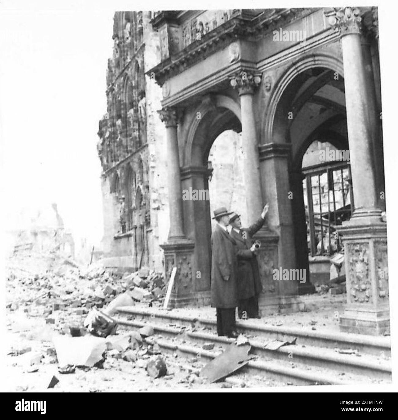 Der Oberbürgermeister inspiziert das Kölner Rathaus aus dem 15. Jahrhundert im Zuge der Umstrukturierung der Zivilverwaltung durch das Personal der britischen Rheinarmee. Stockfoto