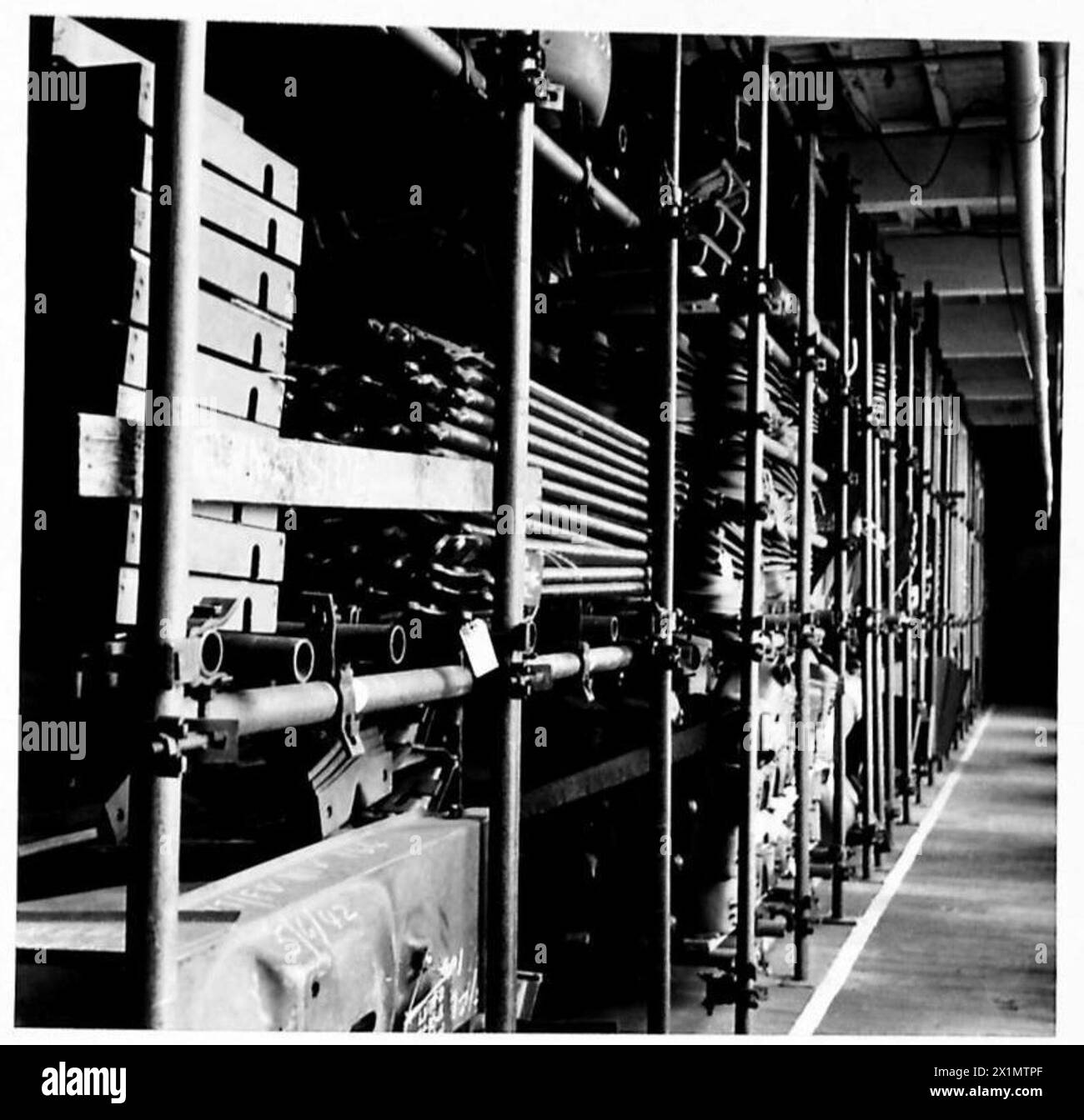 Die Außenseite des Reserve Sub-Depots bei High Street Mills, Long Eaton, zeigt den Panzerabdichtungsprozess der British Army und ein neues Motortransportsystem (M.T.) in Betrieb. Stockfoto