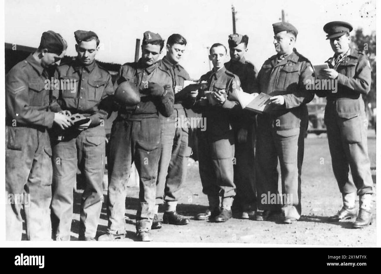 Mitarbeiter, die im Bergungsdepot in Tongham in der Nähe von Aldershot unter dem South Eastern Command der British Army arbeiten, um die Bergung und Wartung der Ausrüstung zu erledigen. Stockfoto