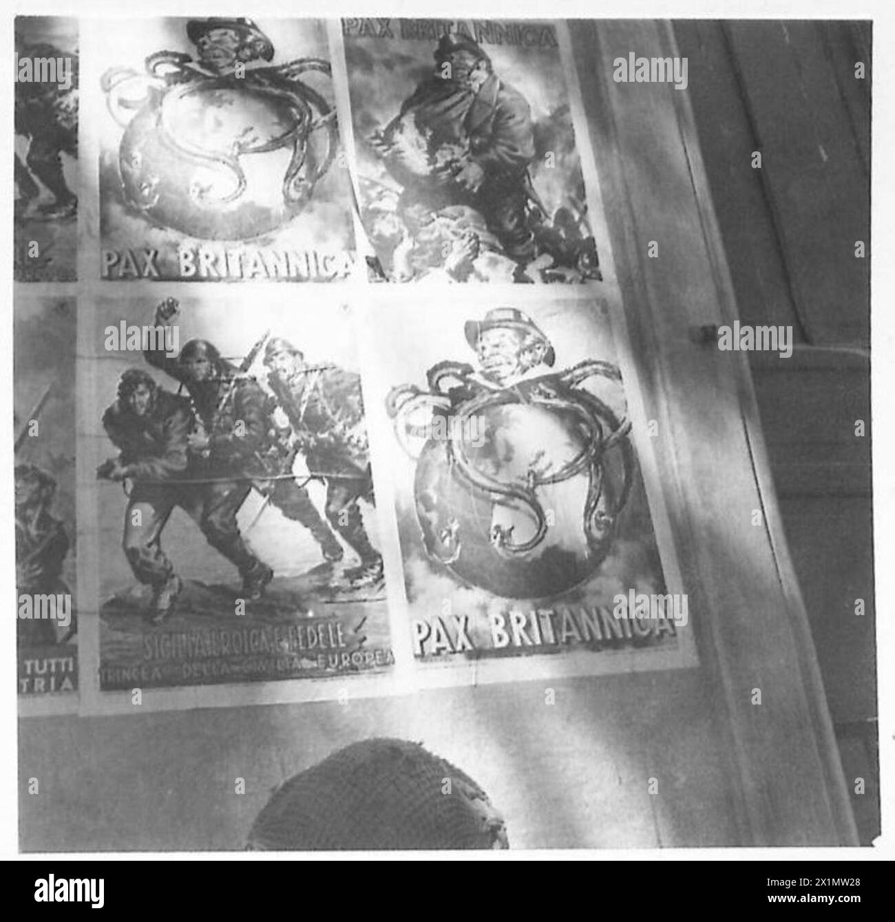 Plakate auf einem Palermo-Gebäude zeigen John Bull als Oktopus mit dem Titel "Pax Britannica" und rufen die Sizilianer auf, ihre Insel zu verteidigen, was die Präsenz der britischen Armee in Nordafrika, Sizilien, Italien, dem Balkan und Österreich widerspiegelt. 1942-1946. Stockfoto