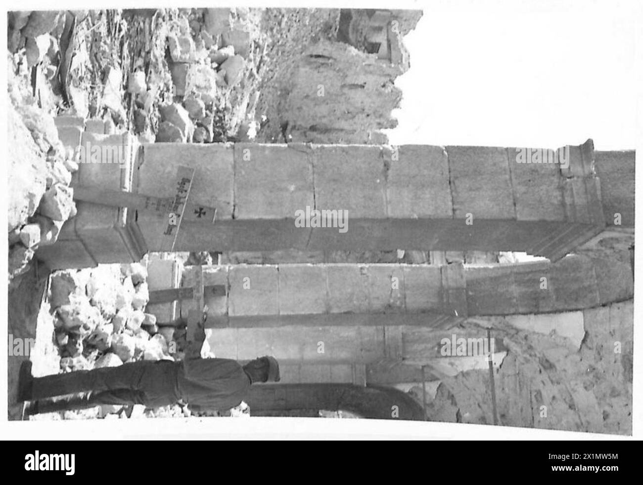 Major de Wald inspiziert zwei Gräber in einer Abtei in Italien, die Zeugnisse der deutschen Besatzung während des Zweiten Weltkriegs darstellen, im Rahmen der Erhaltung von Kulturdenkmälern. Stockfoto