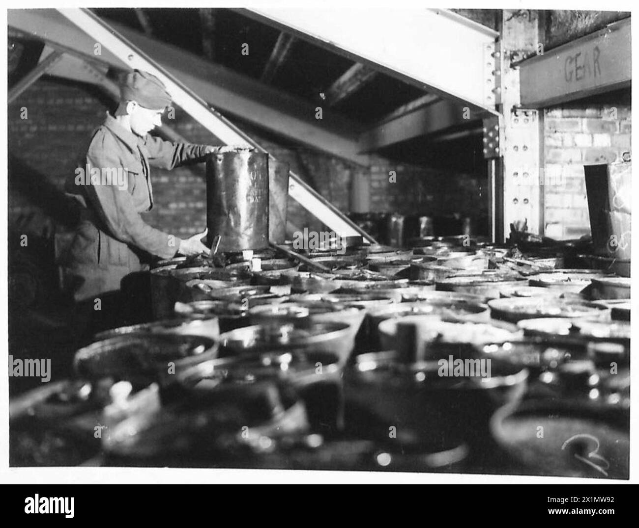 ARMEEÖL-BERGUNG - Fässer mit Altöl im Empfangsdepot, bereit für den Transport zur Raffinerie, British Army Stockfoto