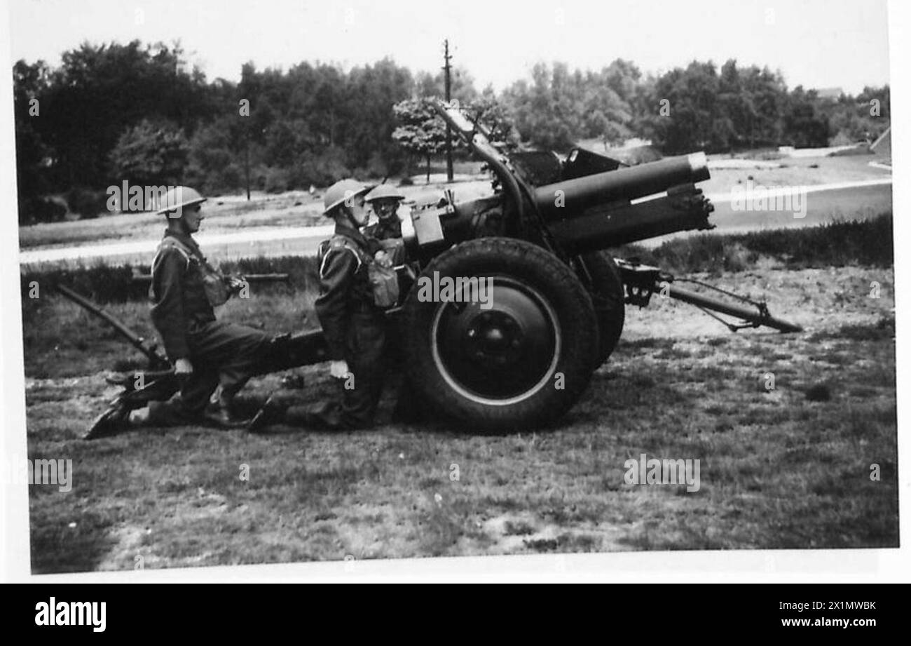 Türkische Abgeordnete und Redakteure beobachten Feldgewehrübungen, einschließlich der 24th Medium and Heavy Guns, bei Blackdown unter Aufsicht der britischen Armee. Stockfoto