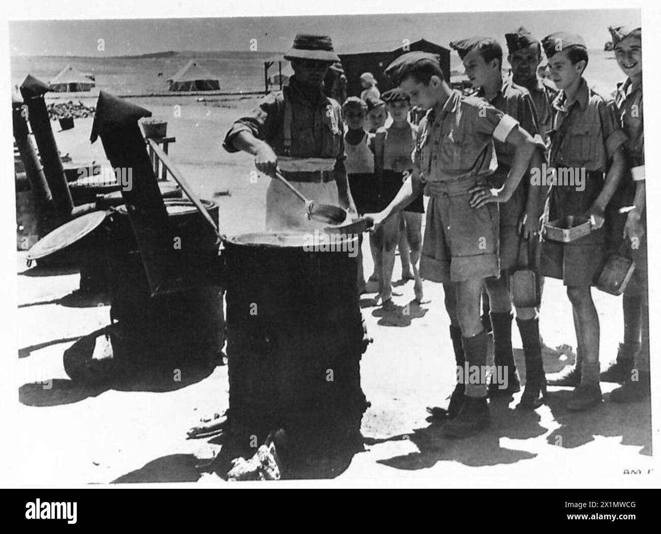 DIE POLNISCHE ARMEE IM NAHEN OSTEN, 1942-1943 - "Komm und hol es". Die Jungs stehen vor der Feldküche für das Mittagsmahl. Nach der deutsch-sowjetischen Invasion Polens wurden viele Polen in verschiedene Lager im sowjetischen Gulag deportiert. Unter ihnen waren viele Jungen jeden Alters. Nach der Unterzeichnung des Sikorski-Mayski-Abkommens im Jahr 1941 wurden viele Überlebende - Männer, Frauen, Kinder - aus der Sowjetunion entlassen und über Persien nach Palästina evakuiert.diese Bilder zeigen polnische Jungen, die kürzlich aus Russland in einem Lager in Palästina angekommen sind, wie sie ihren Alltag durchlaufen. Alle werden t angegeben Stockfoto