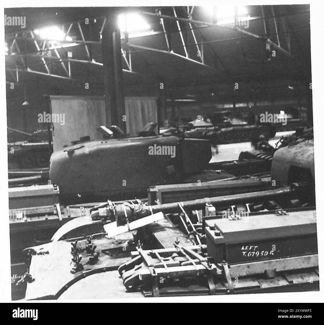 Der Churchill-Tank in Chilwell wird versiegelt, mit einer Eisstange vorn und hinten in den Motor Transport Stores der British Army. Stockfoto