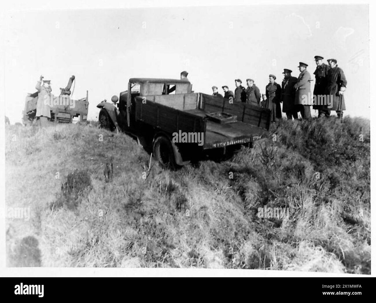 REPARATUR- und BERGUNGSABSCHNITT – das Fahrzeug wird von einem 14-Tonnen-Transporter aus der Grube gezogen und eine sehr steile Steigung hinauf gezogen, der von einem Dieselmotor der British Army gezogen wird Stockfoto