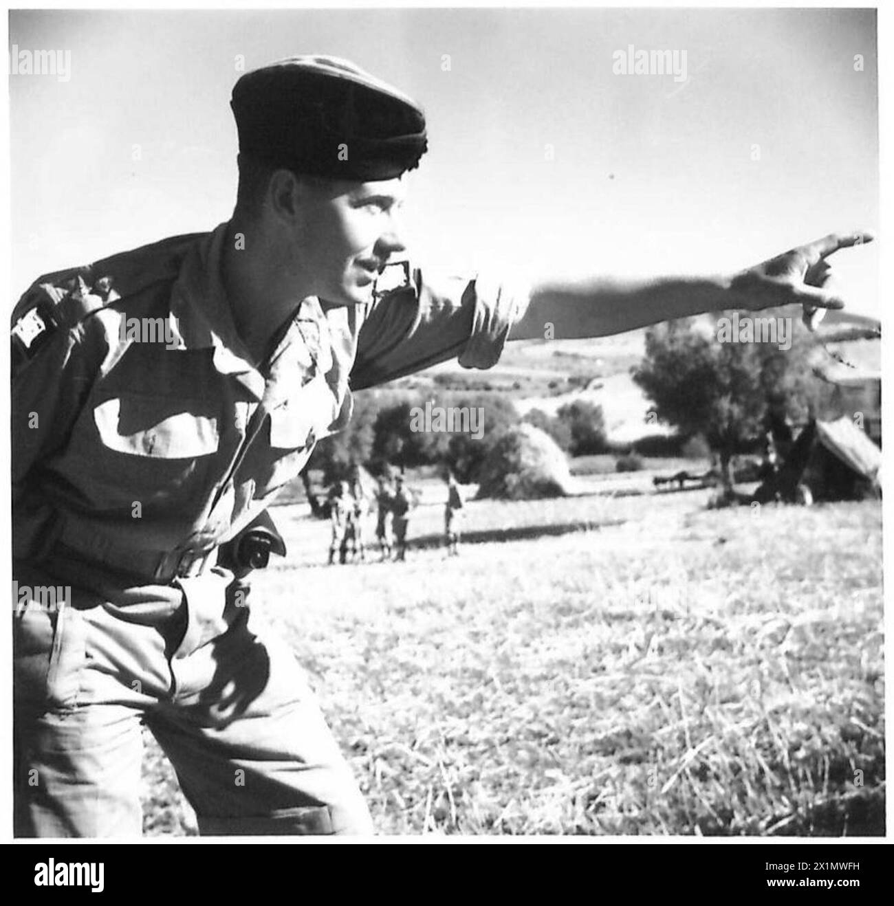 BESUCH DER IRISCHEN BRIGADE IN NORDAFRIKA - LIEUT. C. Clark, 6. Inniskillings von 33, Kimberley Road, Leicester, britische Armee Stockfoto