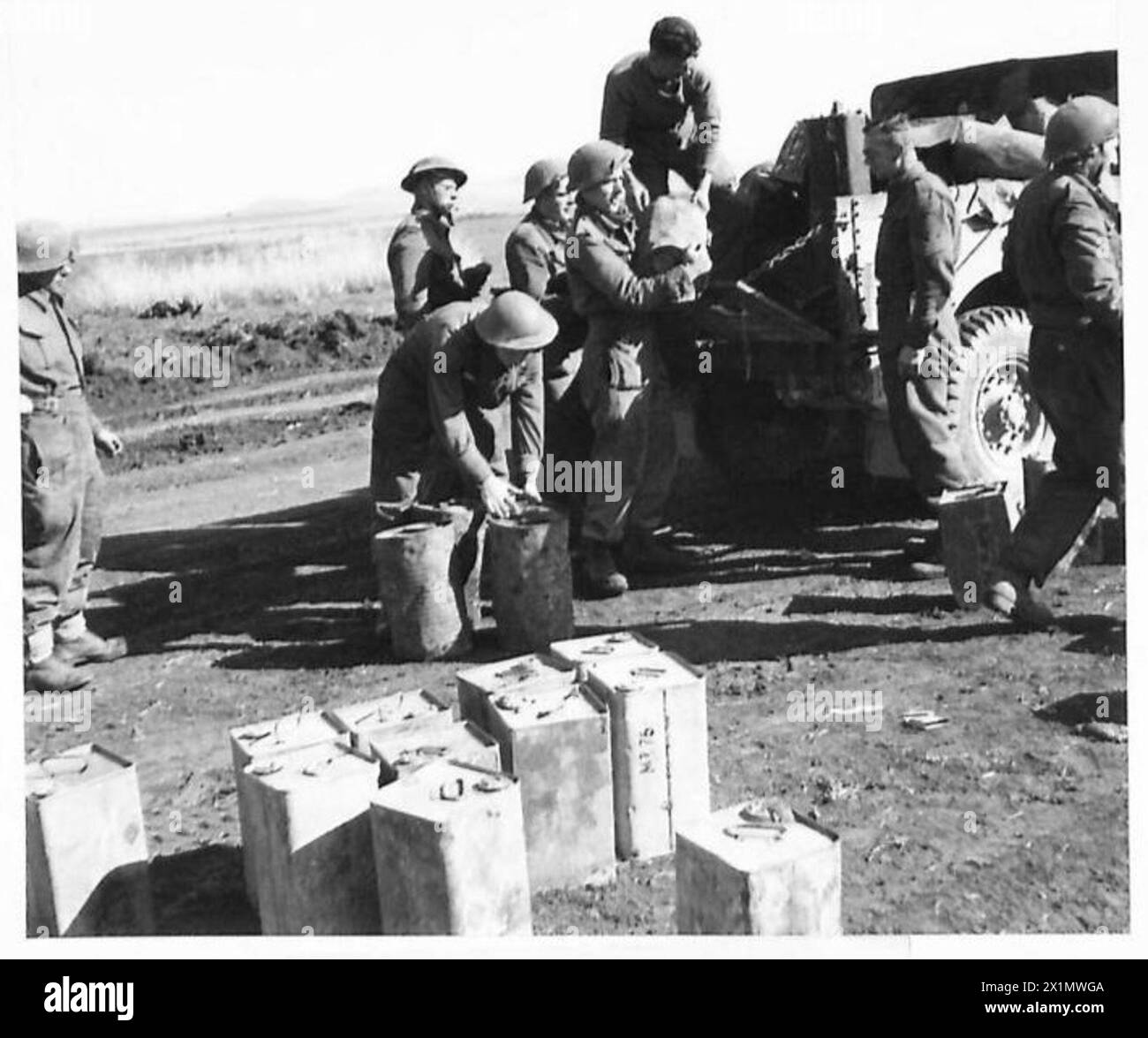 FORTGESCHRITTENE FLUGPLATZKONSTRUKTION - Dosen mit Tarnfarbe kommen auf dem Flugplatz an, British Army Stockfoto