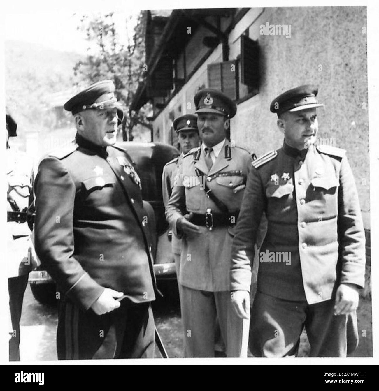 General Keightley trifft russische Generäle während ihres Besuchs bei den London Irish Rifles, British Army. Stockfoto