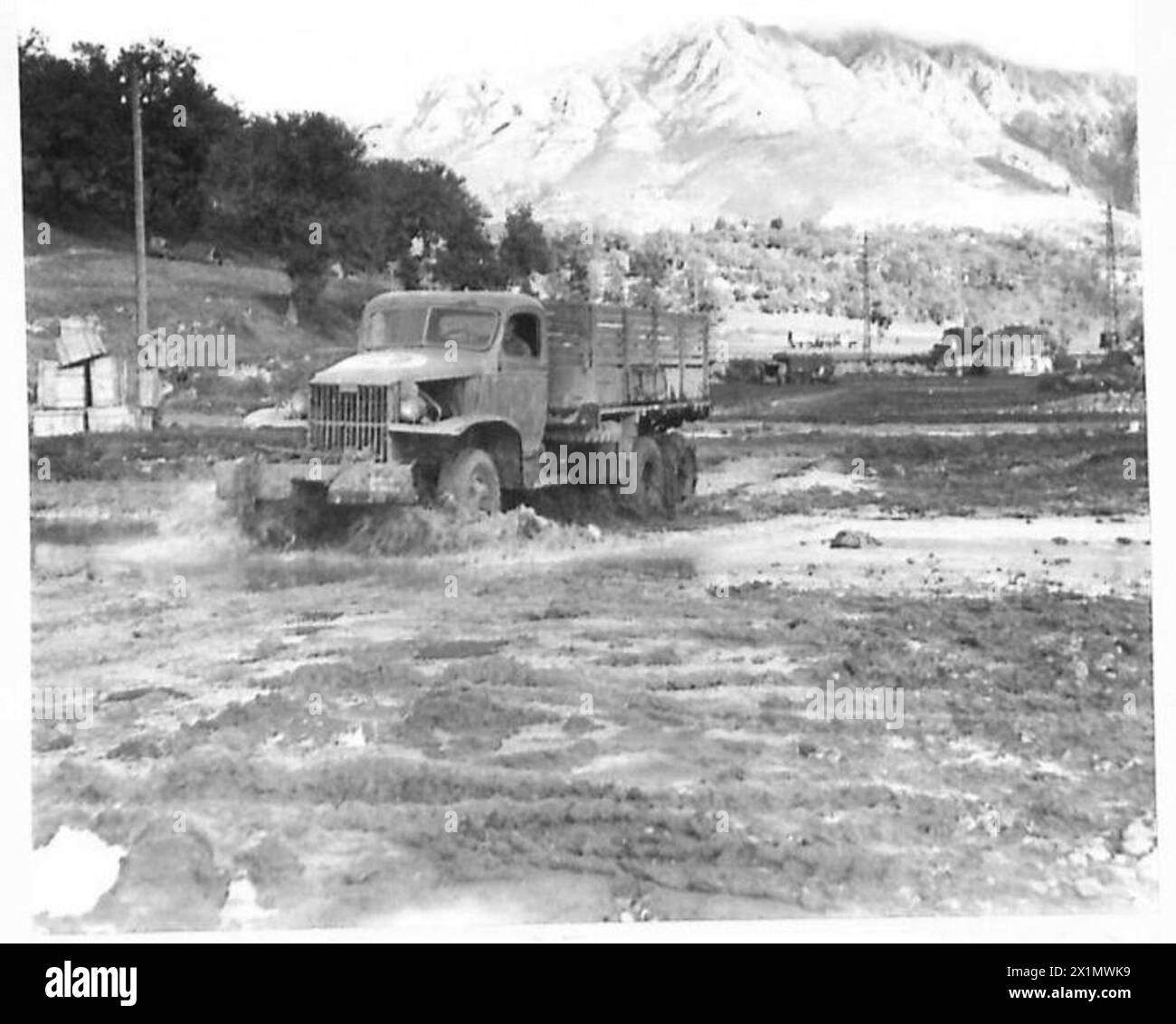 ITALIEN: FÜNFTER ARMYWITH DER AMERIKANER AN DER VENAFRO-FRONT - ein amerikanischer 2 1/2 Tonnen-Versorgungswagen, der auf einer der überfluteten Straßen in die Vorwärtsgebiete der British Army fährt Stockfoto