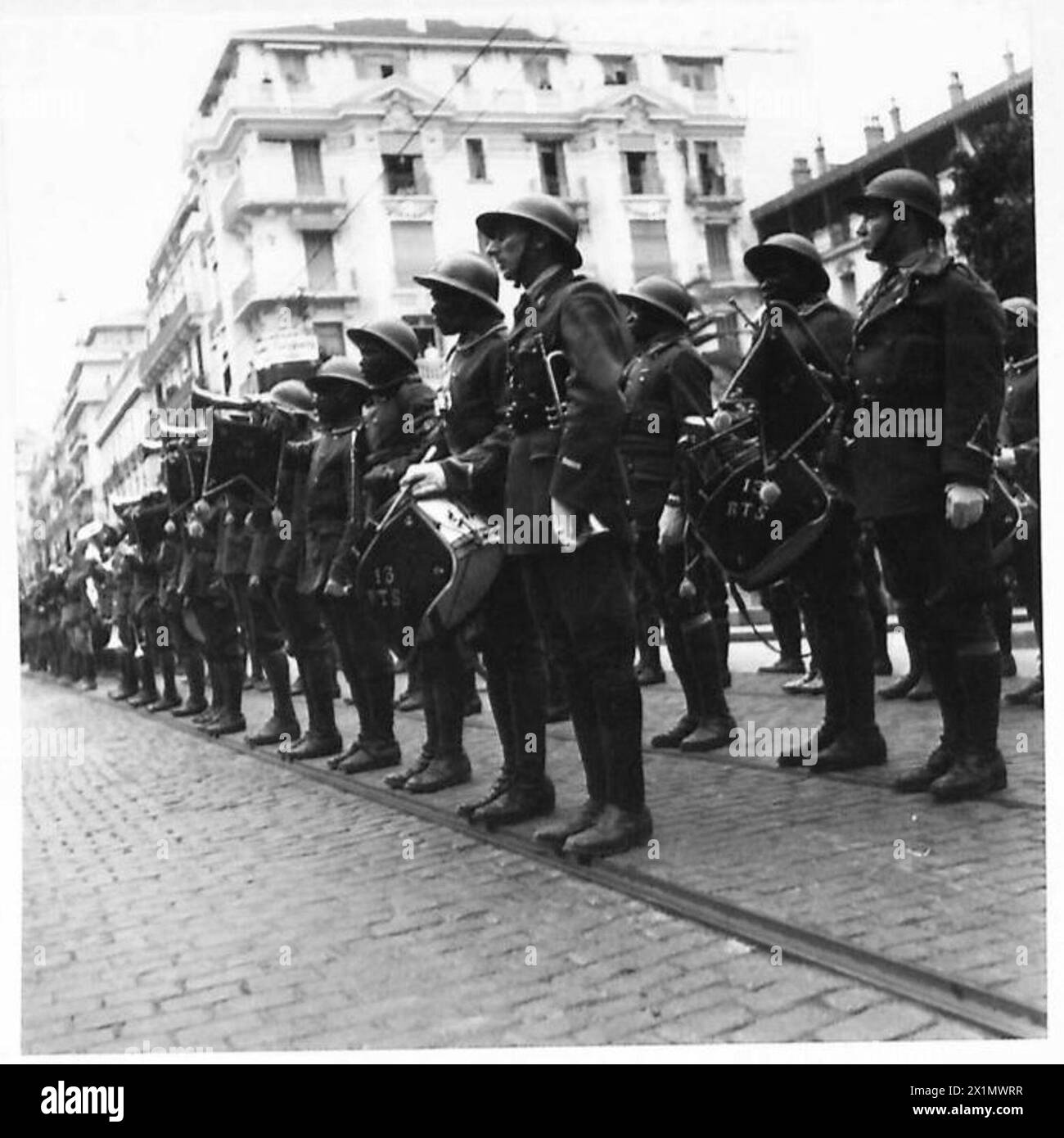 THE OPERATION FACKEL, NOVEMBER 1942 – Eine französische senegalesische Militärkapelle, die die französische Nationalhymne in der Hauptstraße des von den Alliierten besetzten Algiers spielt, 12-13. November 1942, französische Armee Stockfoto