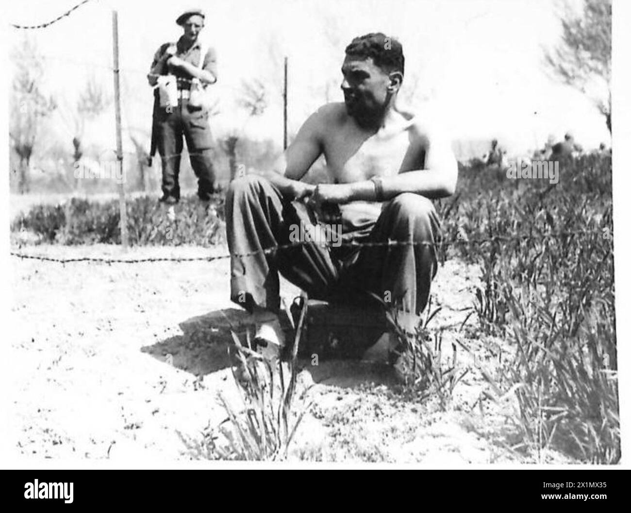 Foccaccio Ferdinand wird in einem Polizeikäfig festgehalten und wartet auf Verhöre der britischen Armee, nachdem er behauptet hatte, mit feindlichen Kräften zusammenzuarbeiten. Stockfoto