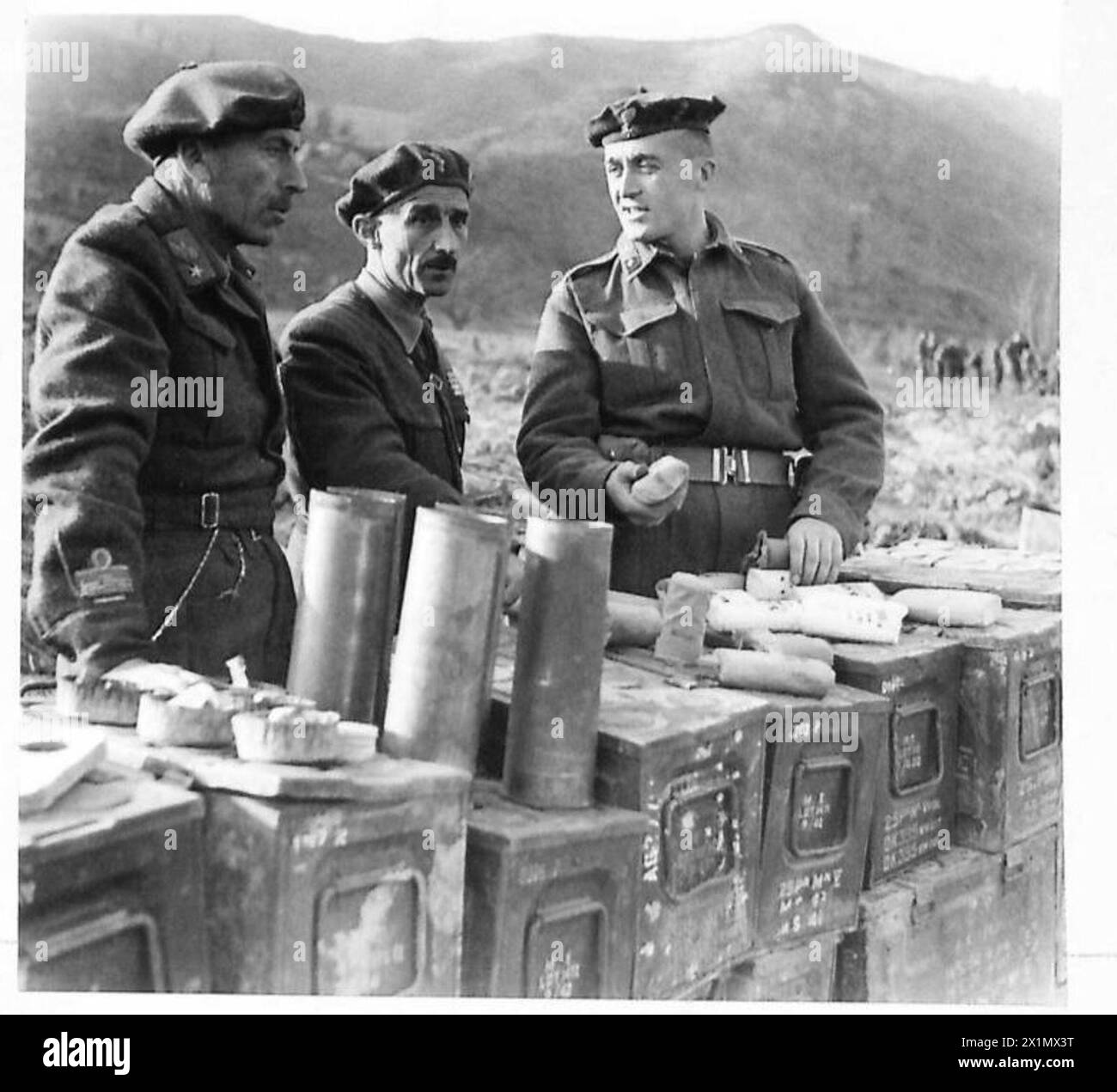 Der italienische Stabschef besucht die Folgore-Gruppe; Brigadegeneral Morigi und General Ronco inspizieren 25-Pfünder-Geschützoperationen und stellen Mitarbeiter der britischen Armee in Frage. Stockfoto