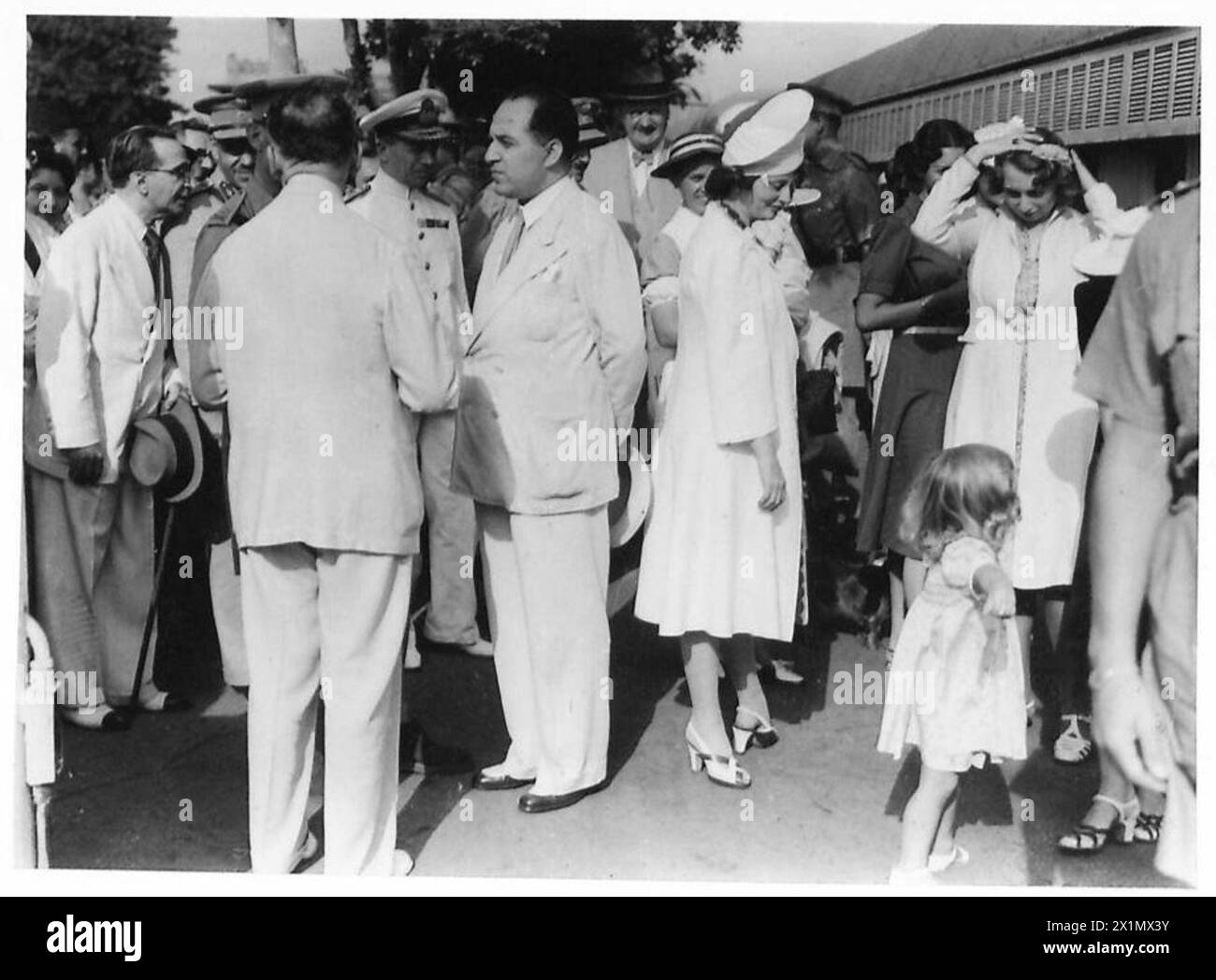 Der König von Griechenland verlässt Kairo, begleitet von Admiral Alex Sakelariou, Marineminister Dimitrakakis, Kriegsministerin Lampson und Prinzessin Katherine während der Operationen der britischen Armee. Stockfoto