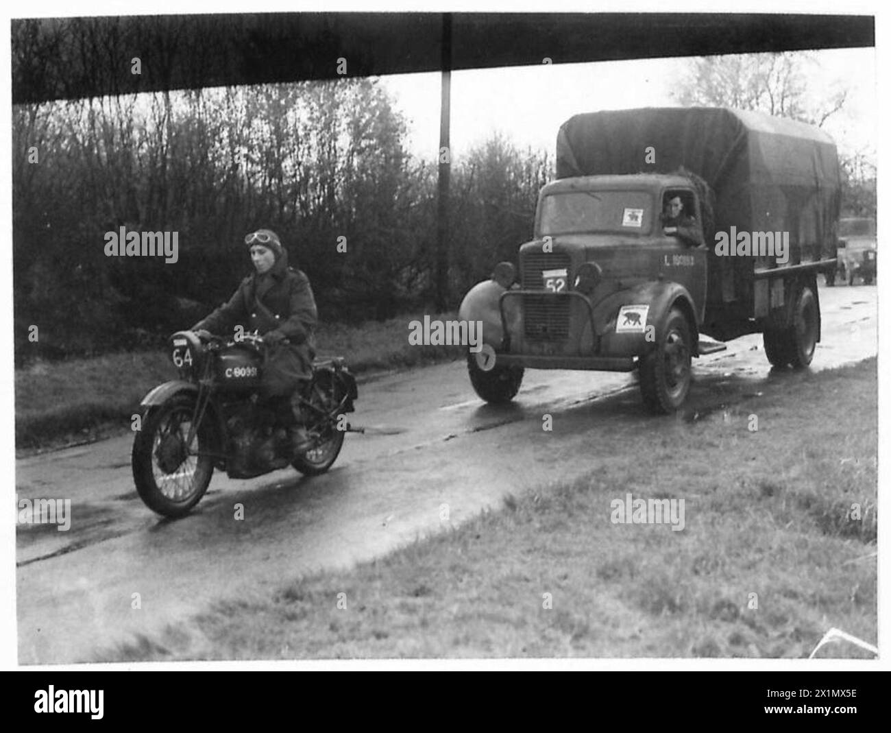 VORRÄTE - der Motorradführer, der den Versorgungswagen seiner Einheit in Amersham, Bucks, British Army leitet Stockfoto