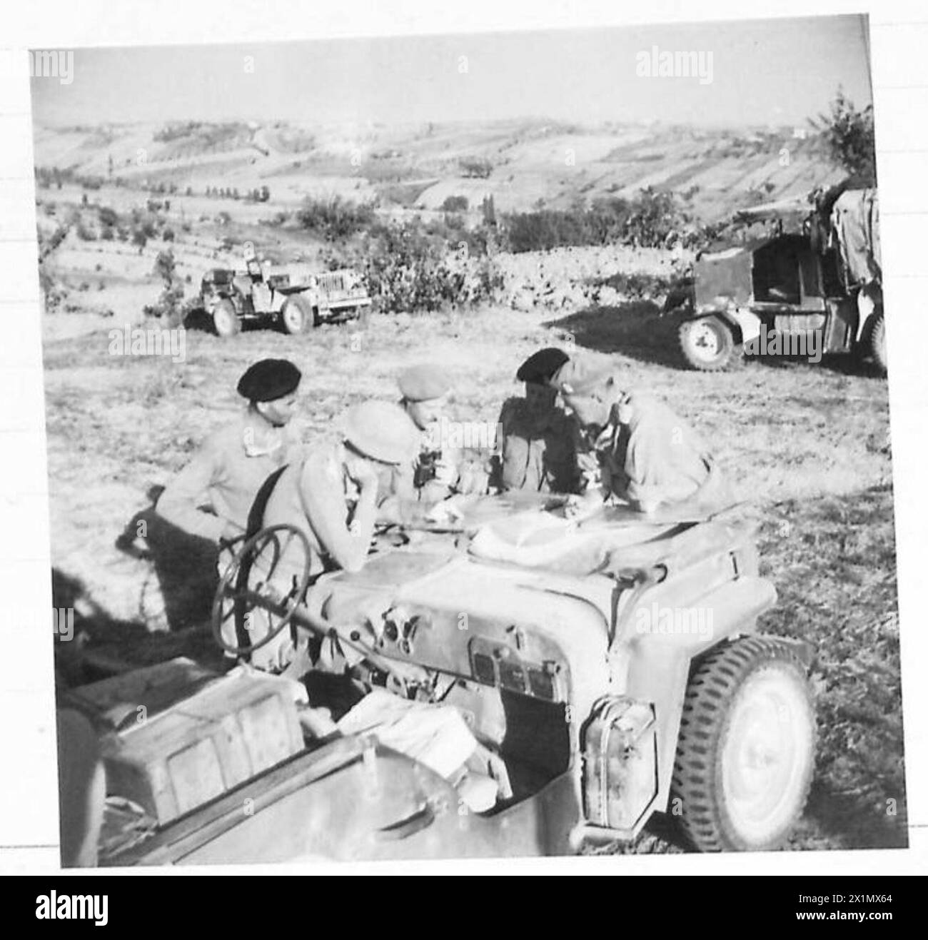 In der Nähe von Mulazzano, Italien, planen der Kommandeur der Division 56 und seine Brigademitglieder der britischen Achten Armee die zukünftigen Bewegungen der Division auf dem Feld. Stockfoto