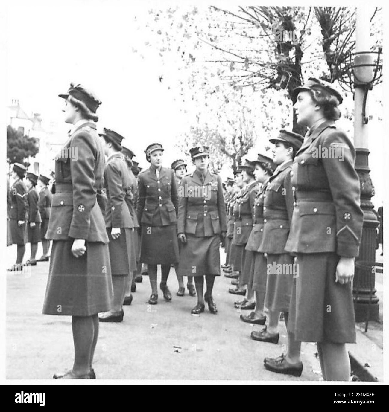 H.R.H. DIE PRINZESSIN ROYAL BESUCHT DAS ÖSTLICHE KOMMANDO - H.R.H. durch die Reihen der A.T.S. Hilfskräfte, British Army Stockfoto