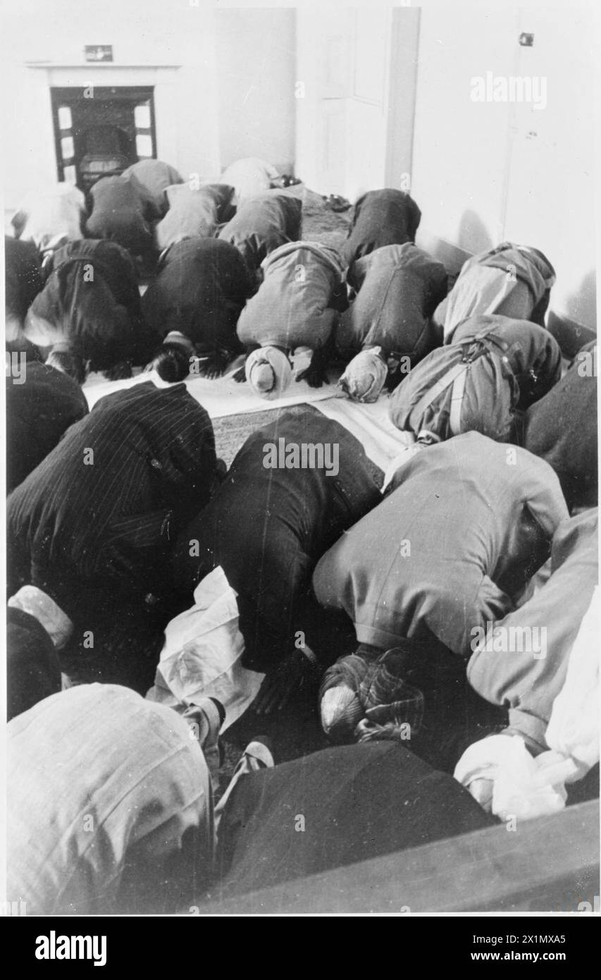 Muslime aus Indien, Afghanistan, Iran, Irak, Ägypten, Sudan, Palästina, Transjordan, Syrien, Arabien, Aden und Somaliland, einschließlich Soldaten und Handelsseemänner, nehmen 1941 an Eid ul-Fitr-Gebeten in der East London Mosque teil. Stockfoto