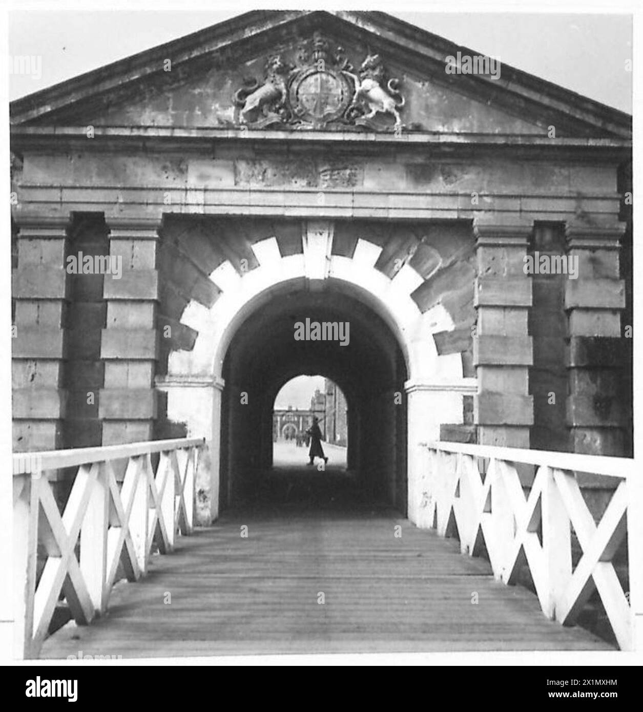 Das Ravlin Gate in Fort George zeigt die königlichen Wappen des Vereinigten Königreichs und symbolisiert die historische und strategische Bedeutung des Forts in der britischen Armee. Stockfoto