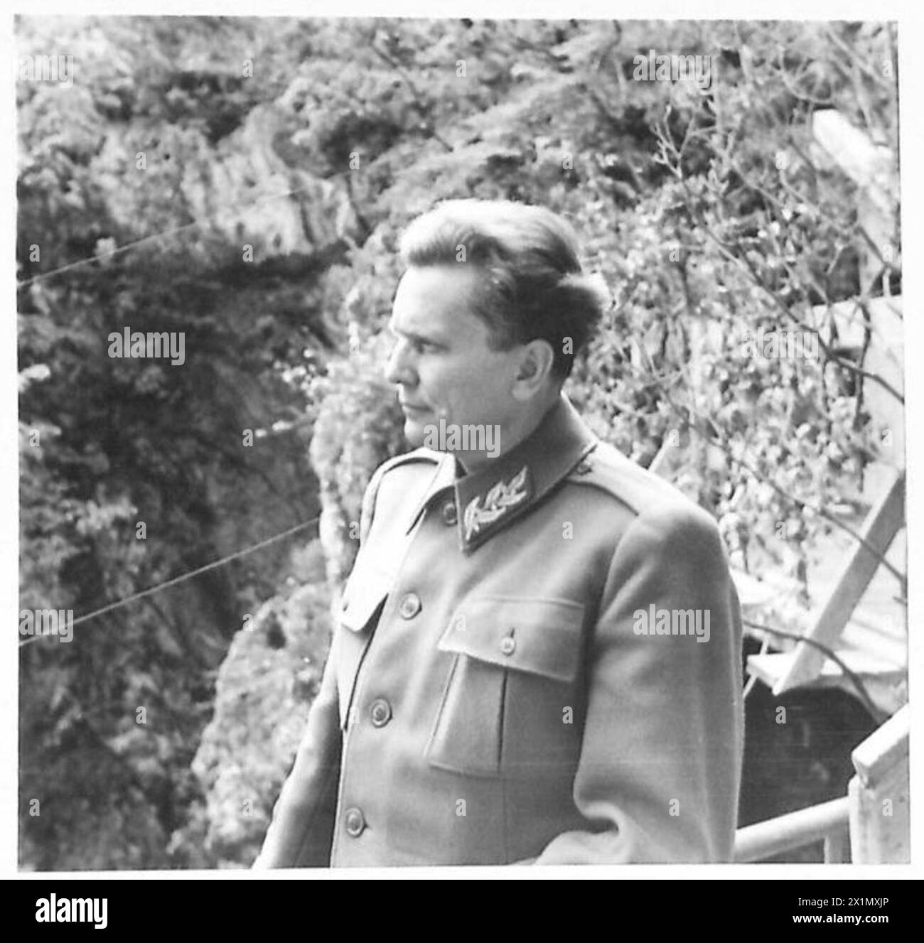 Marschall Tito fotografierte in seinem Hauptquartier am Ende eines Interviews während der Feldzüge der britischen Armee in Europa und Nordafrika zwischen 1942 und 1946. Stockfoto
