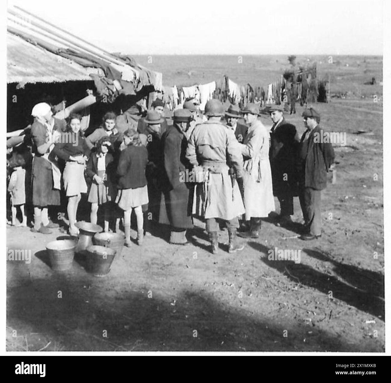 Major Knight und der Prinz besuchen Familien in der Campagne Settlement, einer umgewandelten Kaserne, in der etwa 1.000 Zivilisten untergebracht sind, die britische Armee. Stockfoto
