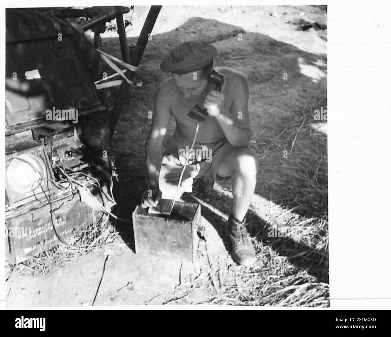 Die Position des Ziels wird per Telefon an Sgt. Murray am 155-mm-Geschützgelände, 8. Armee, British Army, kommuniziert. Stockfoto