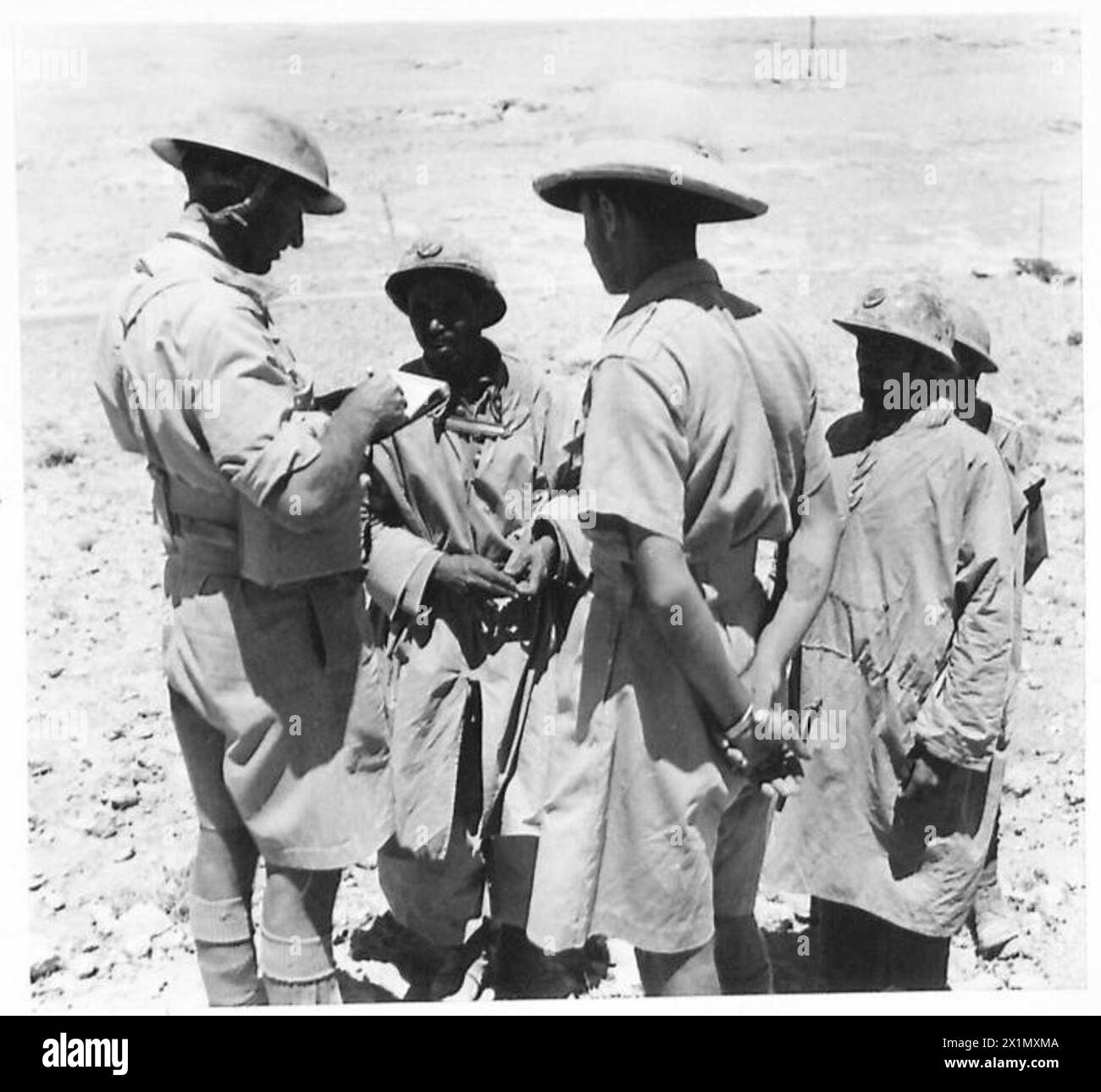 Britische Offiziere verhören zwei Gefangene Vichy Spahis bei Damaskus an der Damaskus Front, British Army. Stockfoto