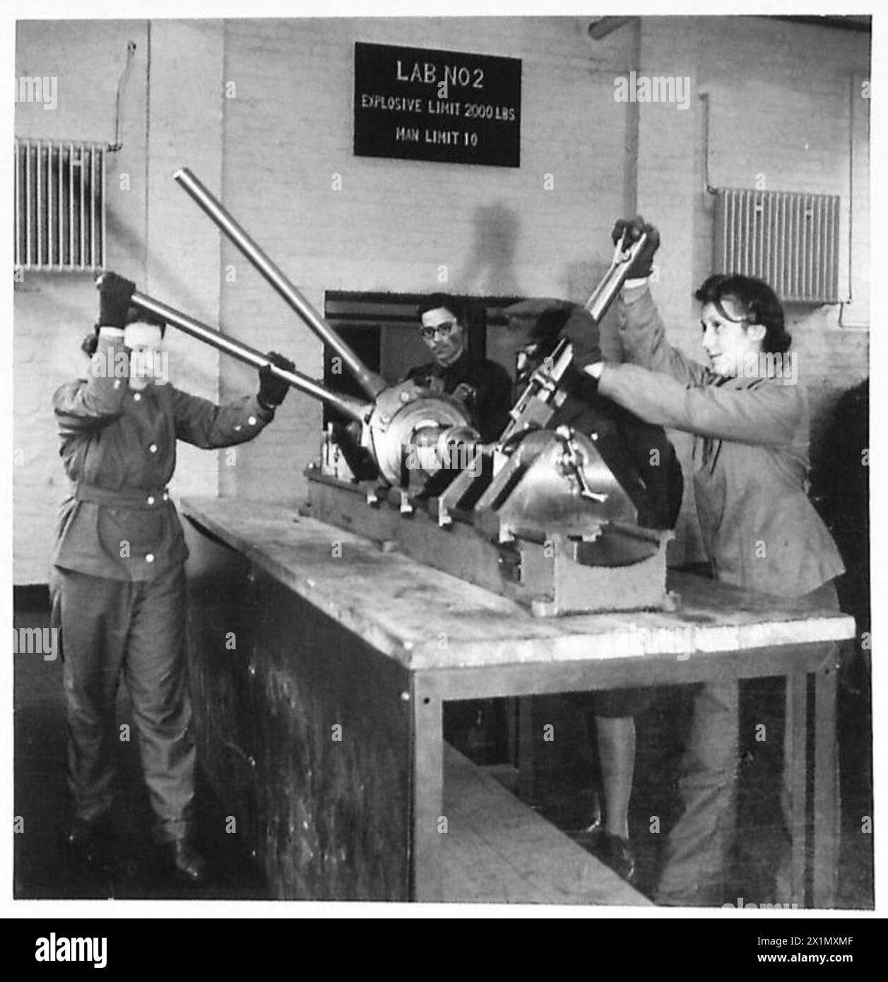 Das A.T.S.-Personal von Sandycroft und Western Command repariert Munition, um sicherzustellen, dass die Munition für die Frontkräfte sicher und funktionsfähig ist, und demonstriert Geschick und Präzision im Dienst der britischen Armee. Stockfoto