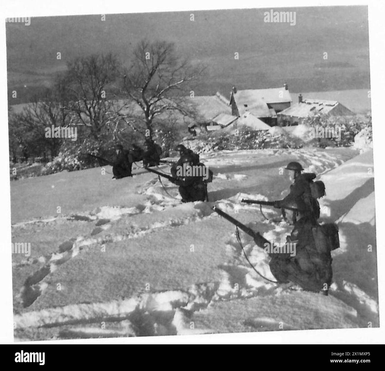 Eine WINTERLICHE UMGEBUNG - Eine Patrouille hielt auf den schneebedeckten Feldern an, britische Armee Stockfoto