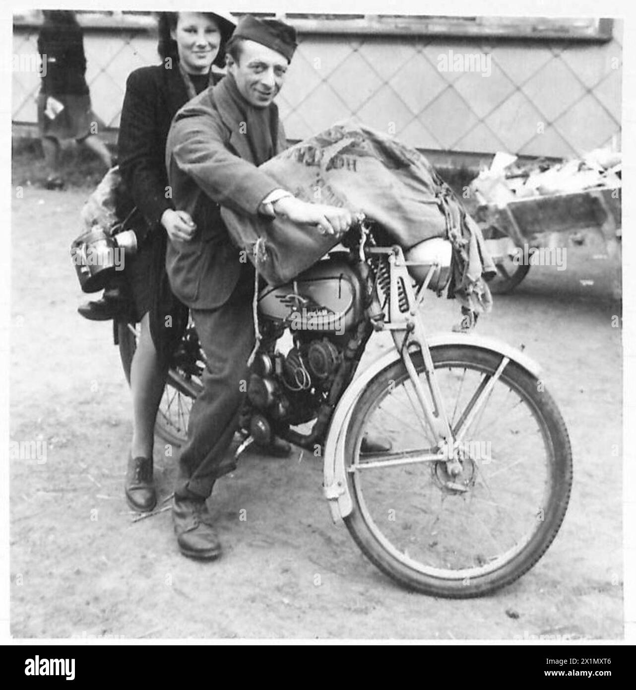 Antoine Coletta, 1940 in Dunkirk gefangen genommen, trifft mit seiner Verlobten Miss Lena Lubikiski, der britischen Armee, 21. Armeegruppe, im Zentrum der britischen Militärregierung für befreite Kriegsgefangene ein. Stockfoto