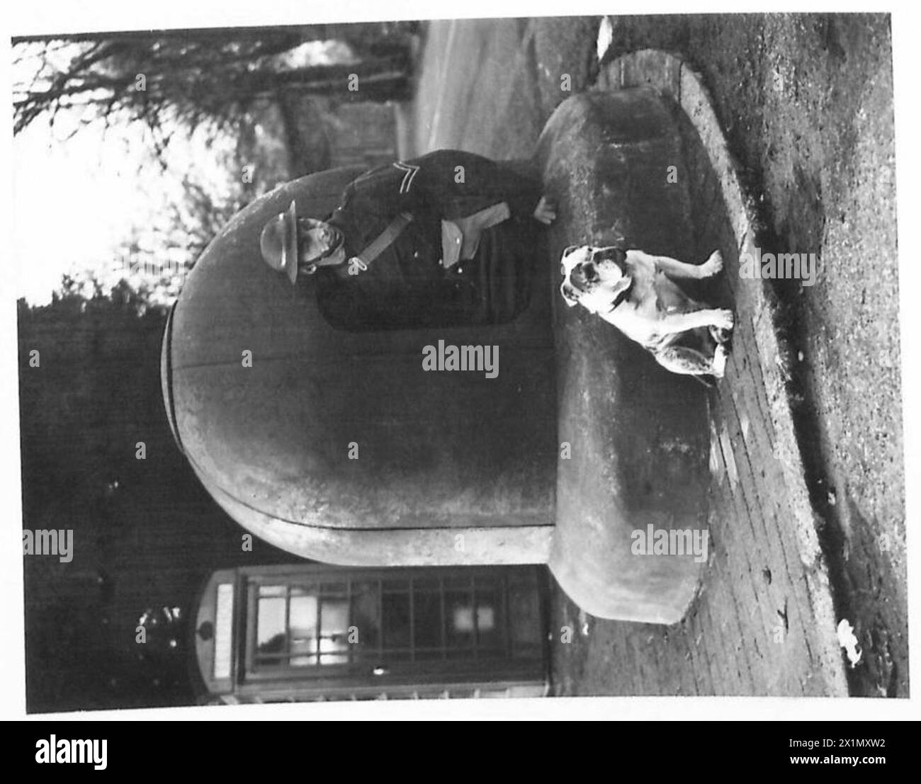 Ein Militärpolizist steht am Eingang eines Iglu-ähnlichen Stahlunterstands, der von der britischen Armee zum Schutz und zur operativen Unterstützung genutzt wird. Stockfoto