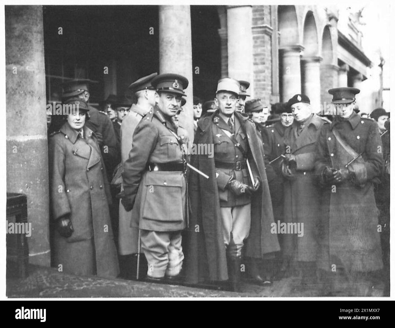 Generalmajor N.M.S. Irwin und Lieut-Colonel Renouard von den Freien Französischen Streitkräften nehmen an der Farnham war Weapons Week-Prozession Teil und beobachten die versammelten Teilnehmer. Stockfoto