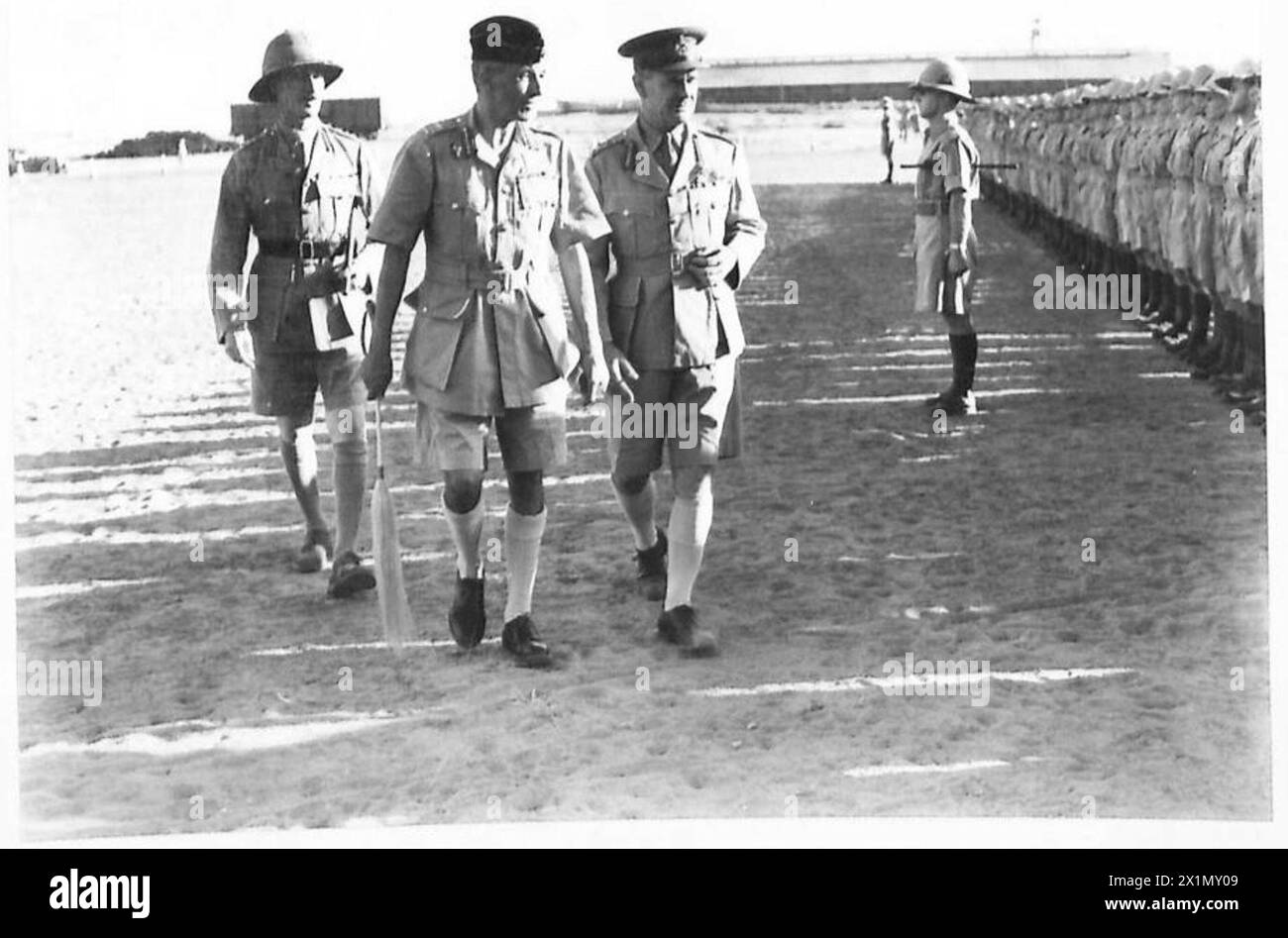 General Sir Archibald Wavell und Major General W. Platt von der britischen Armee treffen sich in Khartum auf Mr. Eden und demonstrieren die militärische Führung und Koordination. Stockfoto