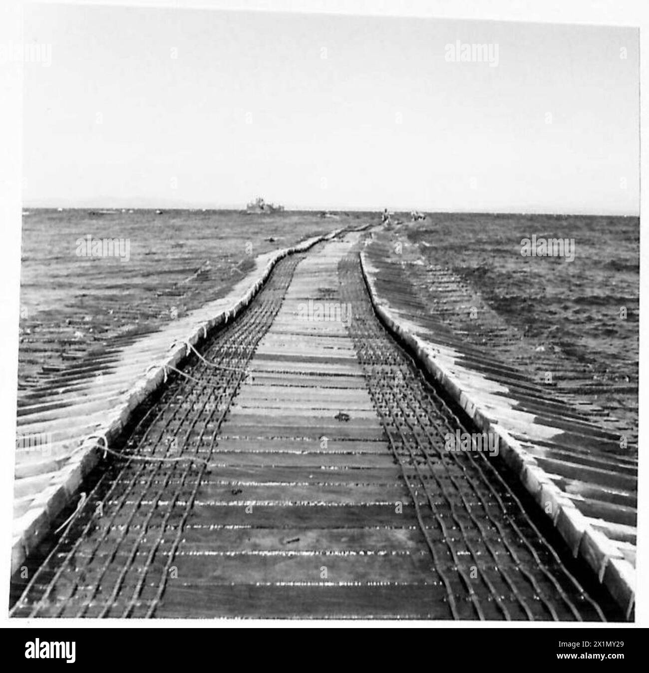 Ein Foto zeigt den Schwung einer Matte bei schwerer See und dokumentiert die von der britischen Armee unter schwierigen Bedingungen durchgeführten Marine-Engineering-Operationen. Stockfoto