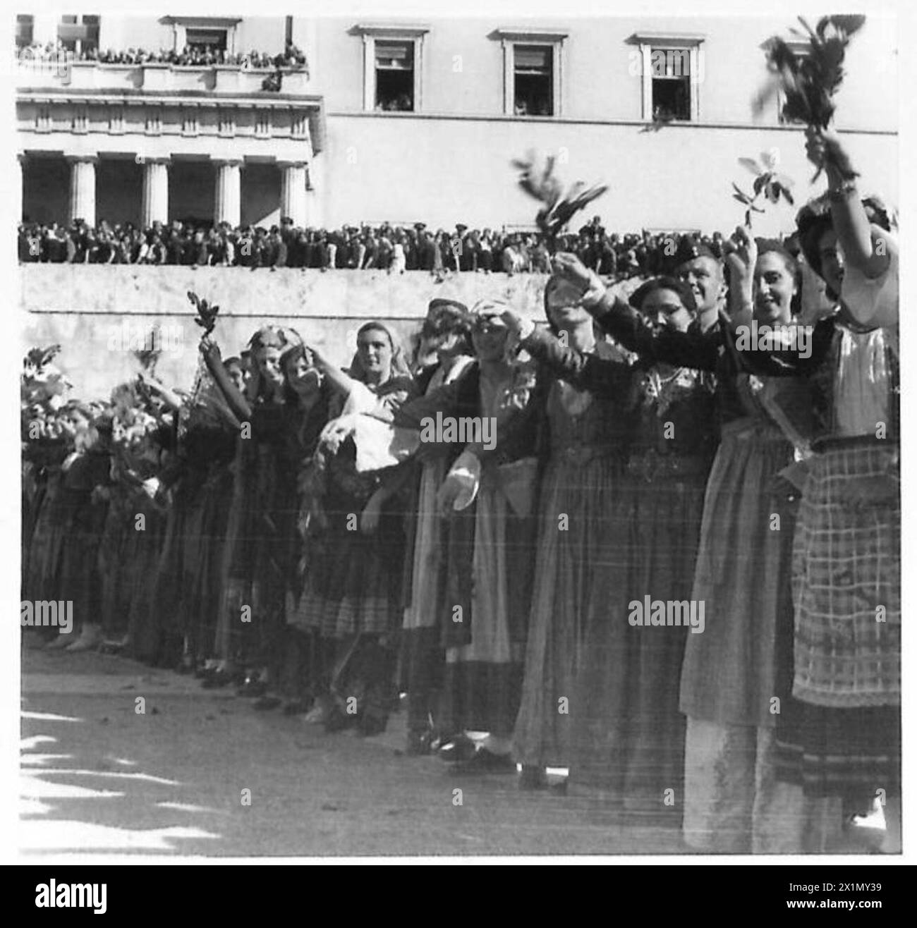 Jubelnde griechische Zivilisten begrüßen den Premierminister bei seiner Ankunft in Nordafrika zwischen 1942 und 1946, britische Armee. Stockfoto