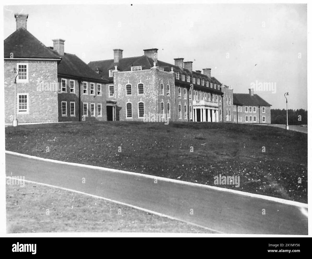 Panoramablick auf die Gebäude der Armee im Aldershot Command, einschließlich des Offiziersmasses in Mitchett, mit Blick auf Infrastruktur und Einrichtungen. Stockfoto