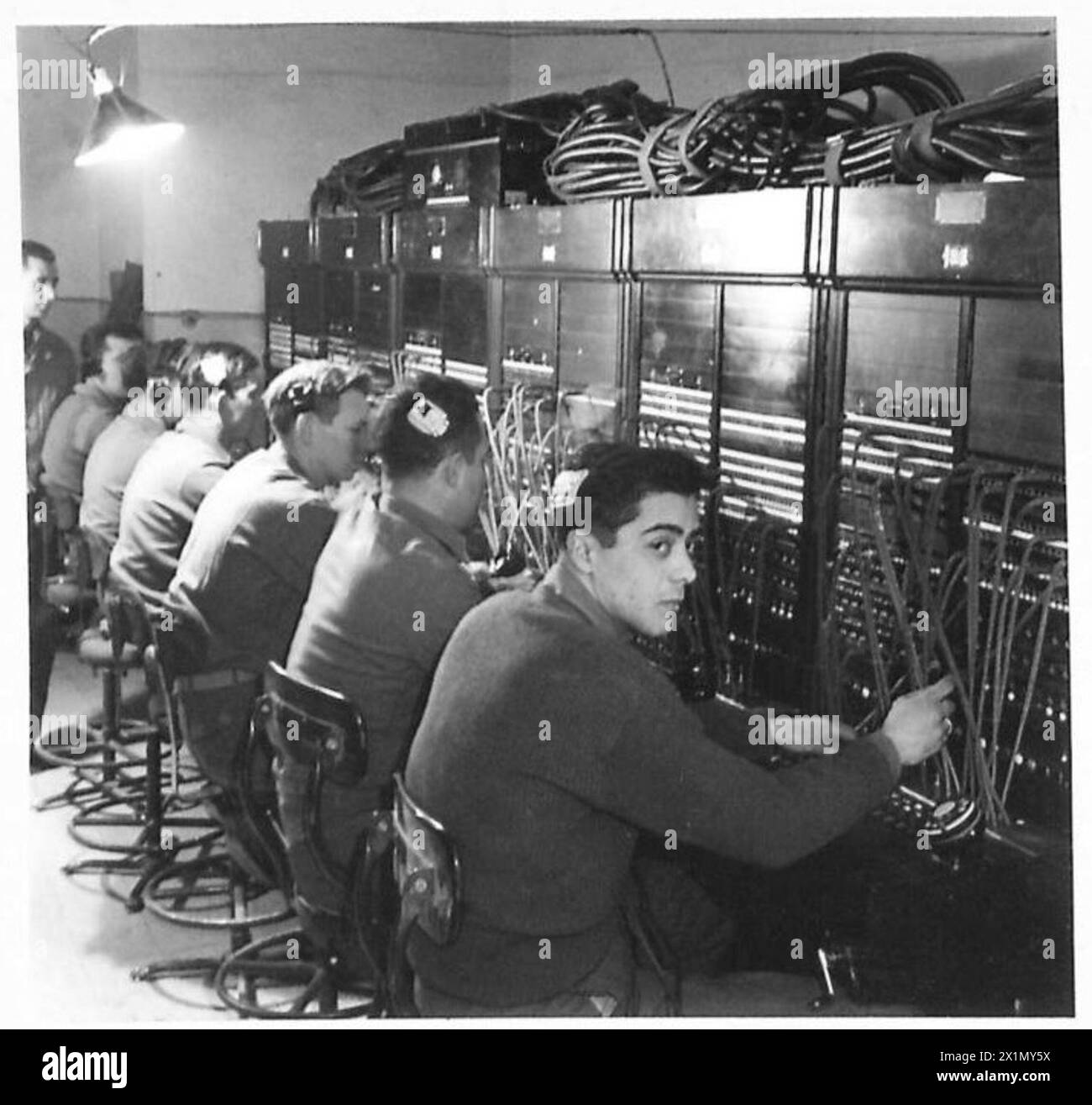 Die Zentrale des Hauptquartiers der Fünften Armee bearbeitet täglich 5.000 Anrufe, mit 120 lokalen und 44 Stammlinien, wobei die Kommunikation mit der 8. Armee in Sizilien und allen Bataillons der Britischen Armee aufrechterhalten wird. Stockfoto