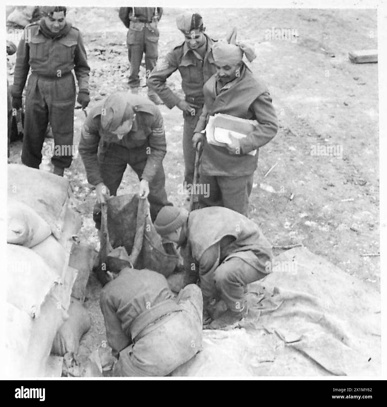 Untermajor Abdul Rahman Bey vom Royal Indian Army Service Corps überwacht die Verteilung der Rationen für die Achte Armee in Italien, britische Armee. Stockfoto